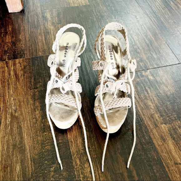 ✨Madden Girl Emboss Wedges - Picture 6 of 6